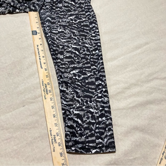 Fabletics Black and White Abstract Leggings - Picture 4 of 8